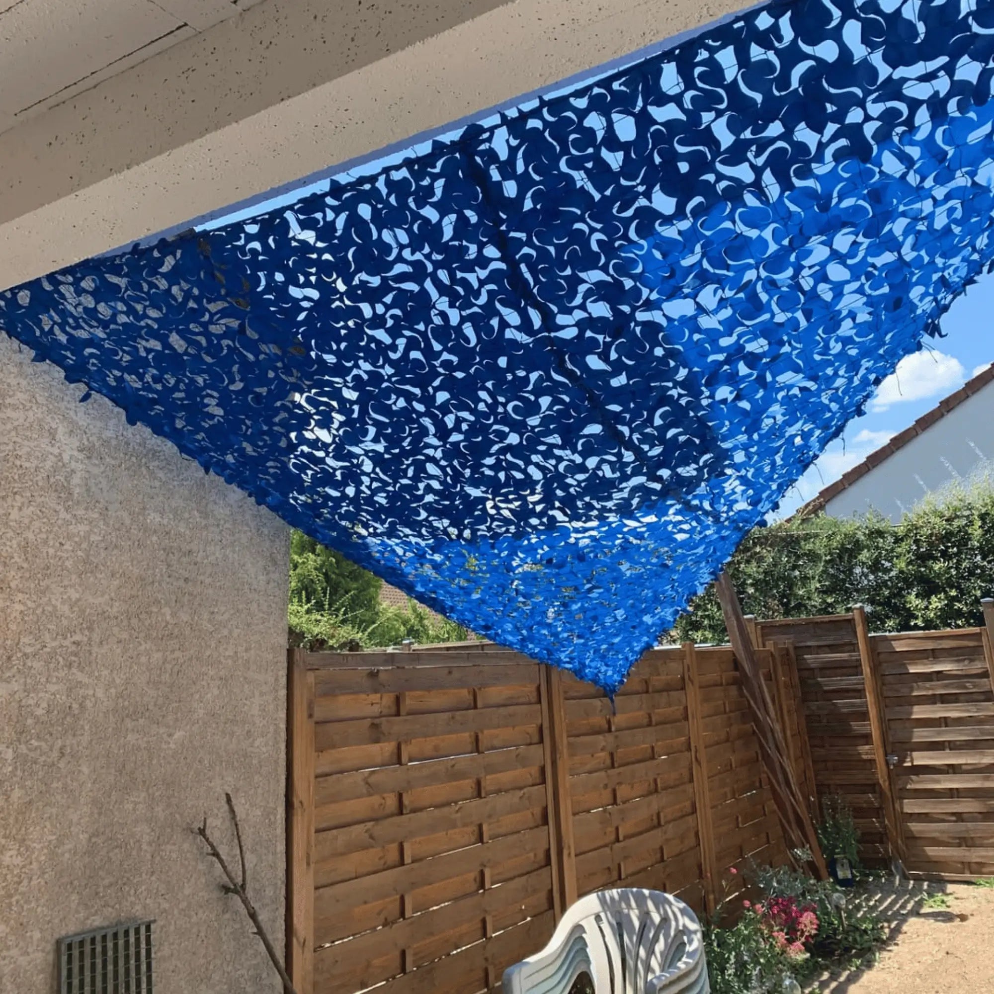 Voile d'ombrage camouflage triangulaire bleu