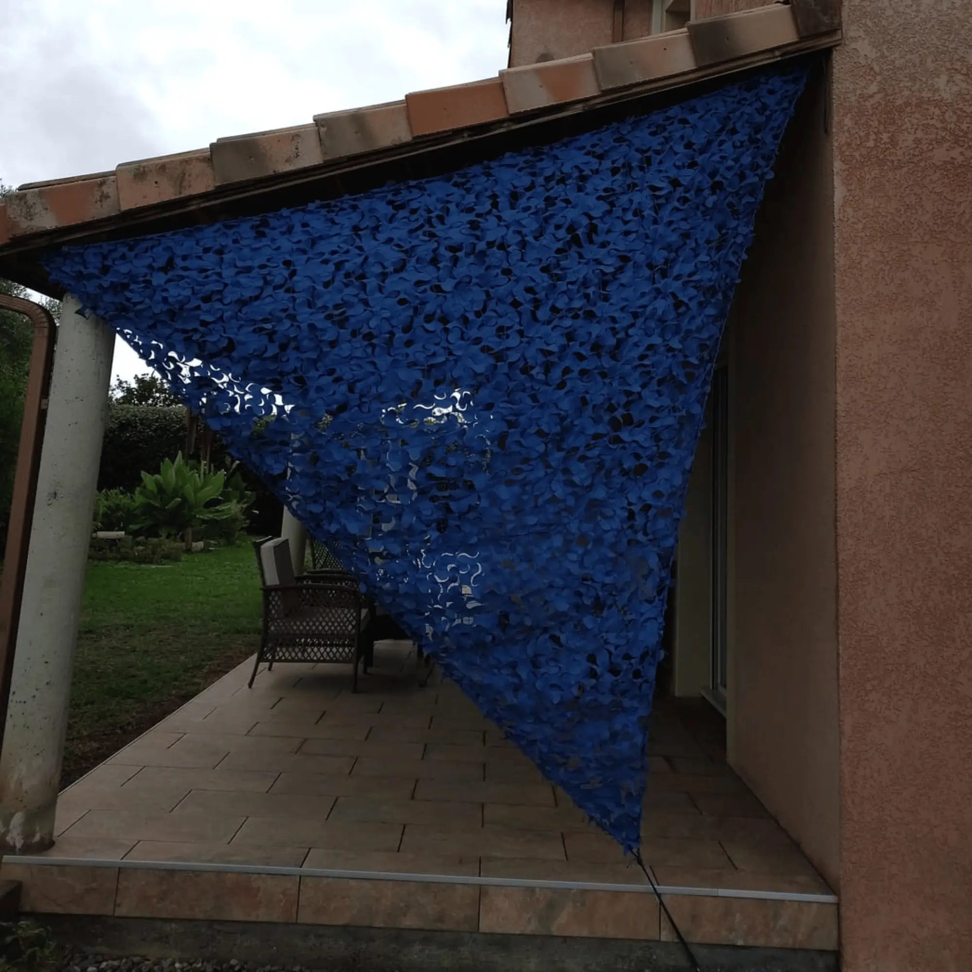 Voile d'ombrage camouflage triangulaire bleu